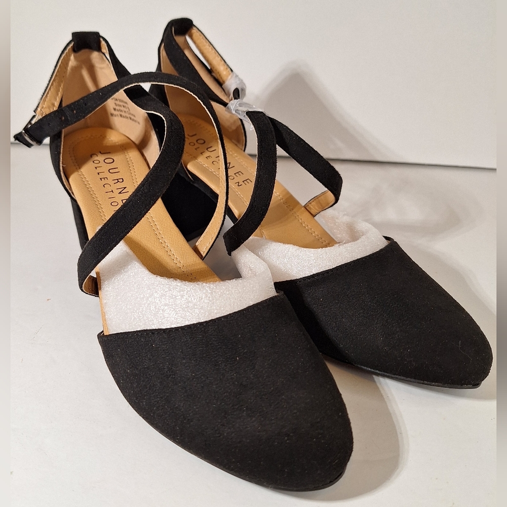 NWOT Size 9 Journee collection cross strap, closed toe, thick heel shoes